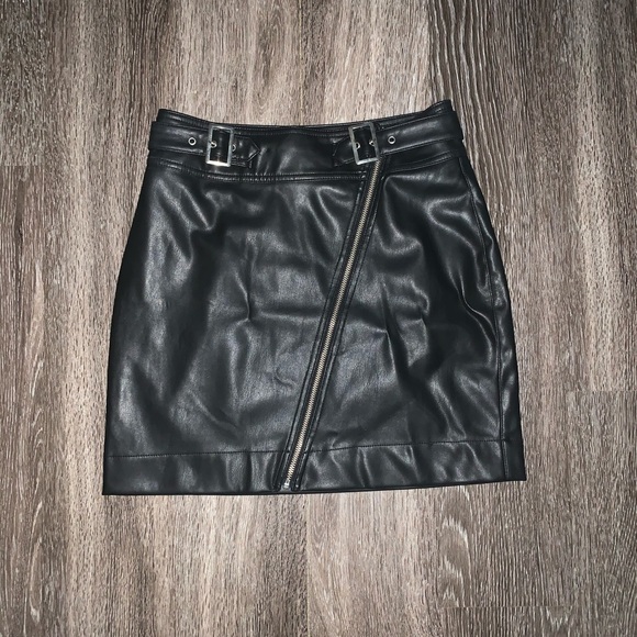 UO Vaughn Patent Front Zip Mini • Medium - Picture 5 of 7